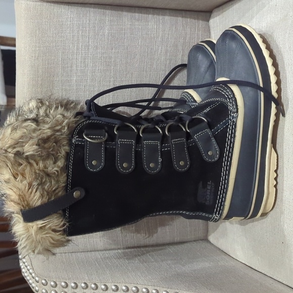 Sorel Women's Black and Tan Winter Boots - Picture 1 of 7